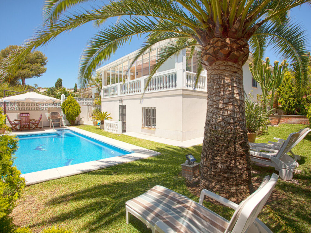 Villa con piscina privada cerca de la playa, Costabella Marbella