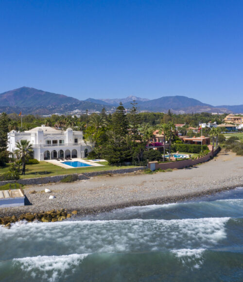 Villa de primera linea de playa en Casasola, Marbella