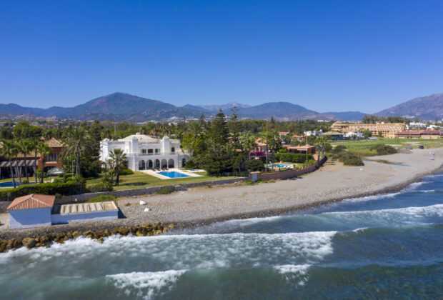 Villa de primera linea de playa en Casasola, Marbella