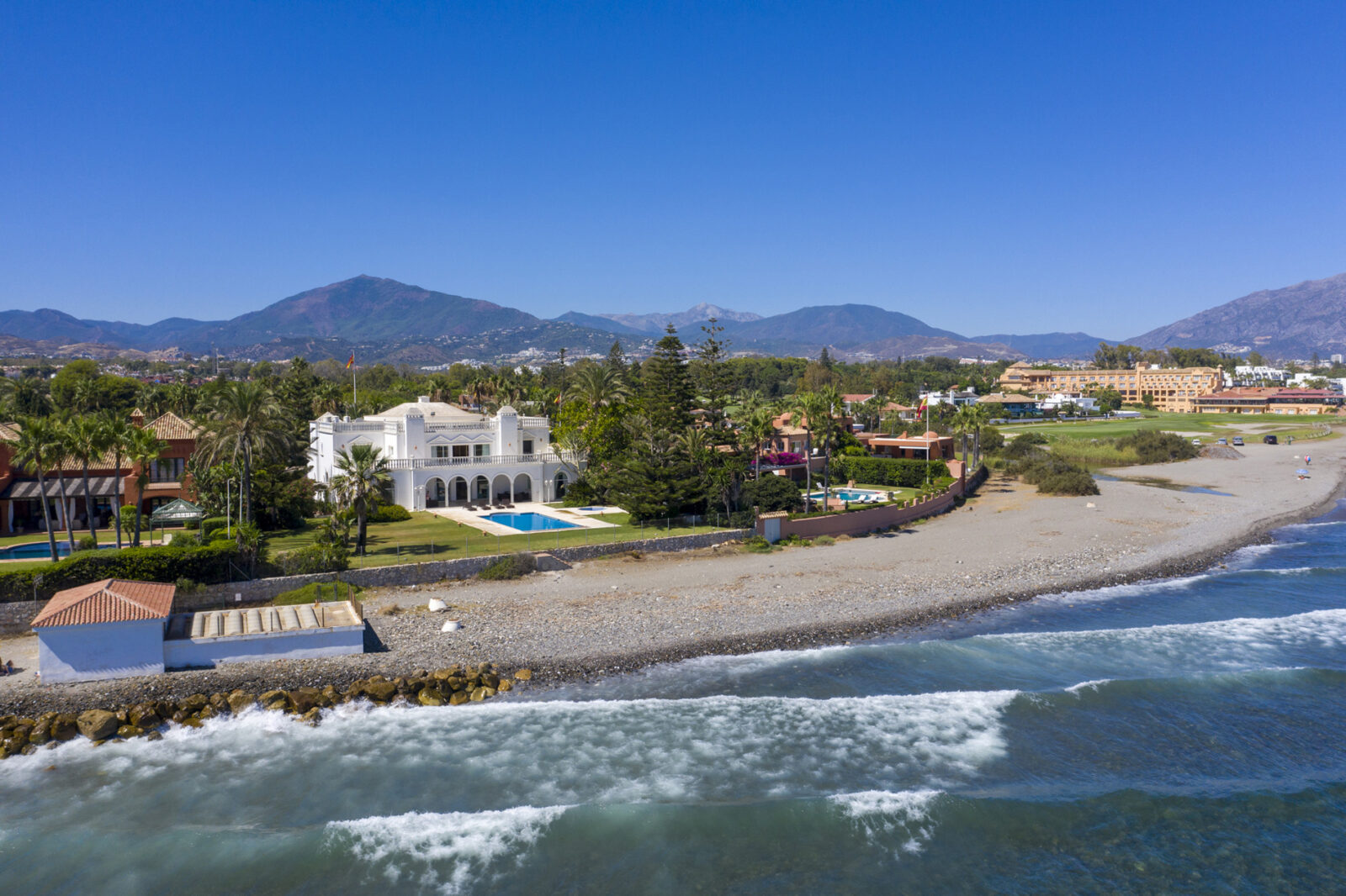 Villa de primera linea de playa en Casasola, Marbella