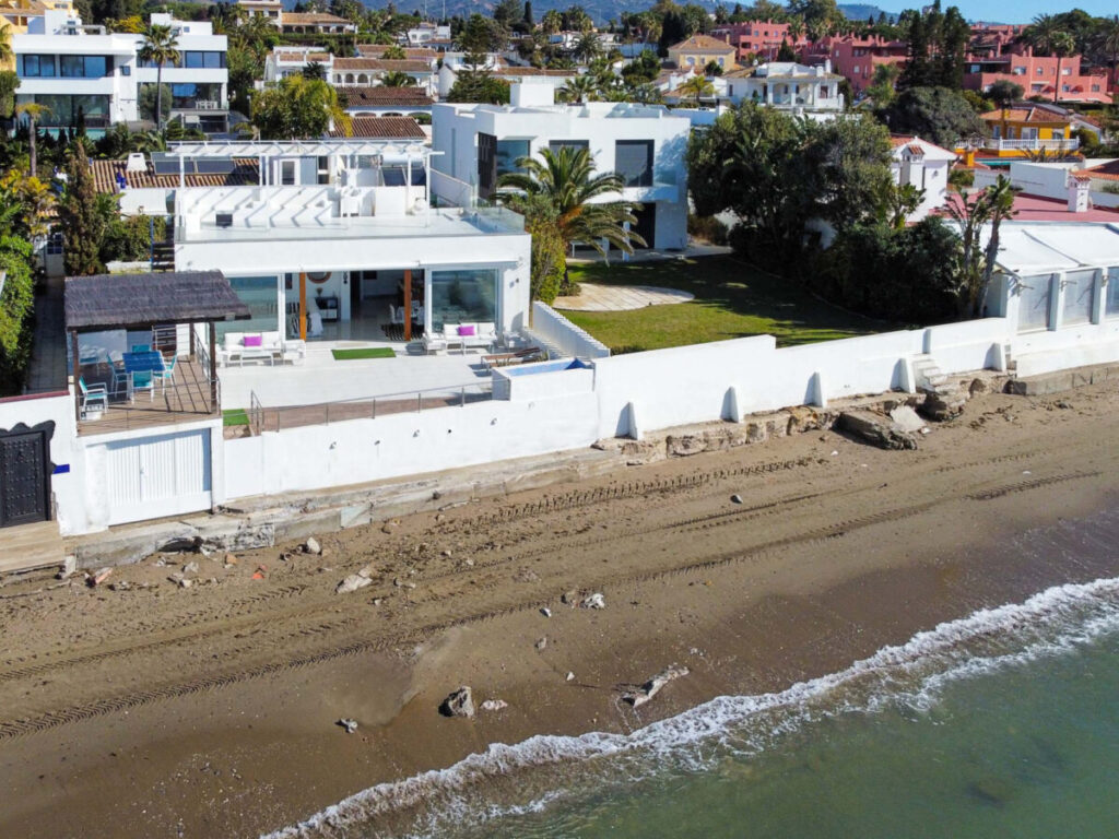 Moderna casa de vacaciones en primera línea de playa en Costabella – Marbella
