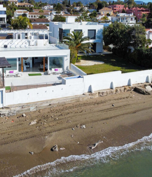 Moderna casa de vacaciones en primera línea de playa en Costabella – Marbella