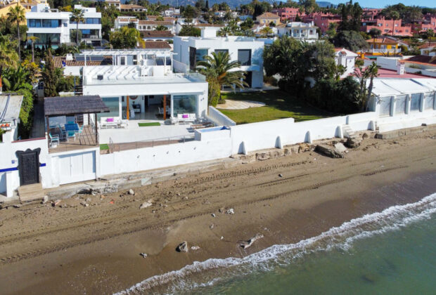 Moderna casa de vacaciones en primera línea de playa en Costabella – Marbella