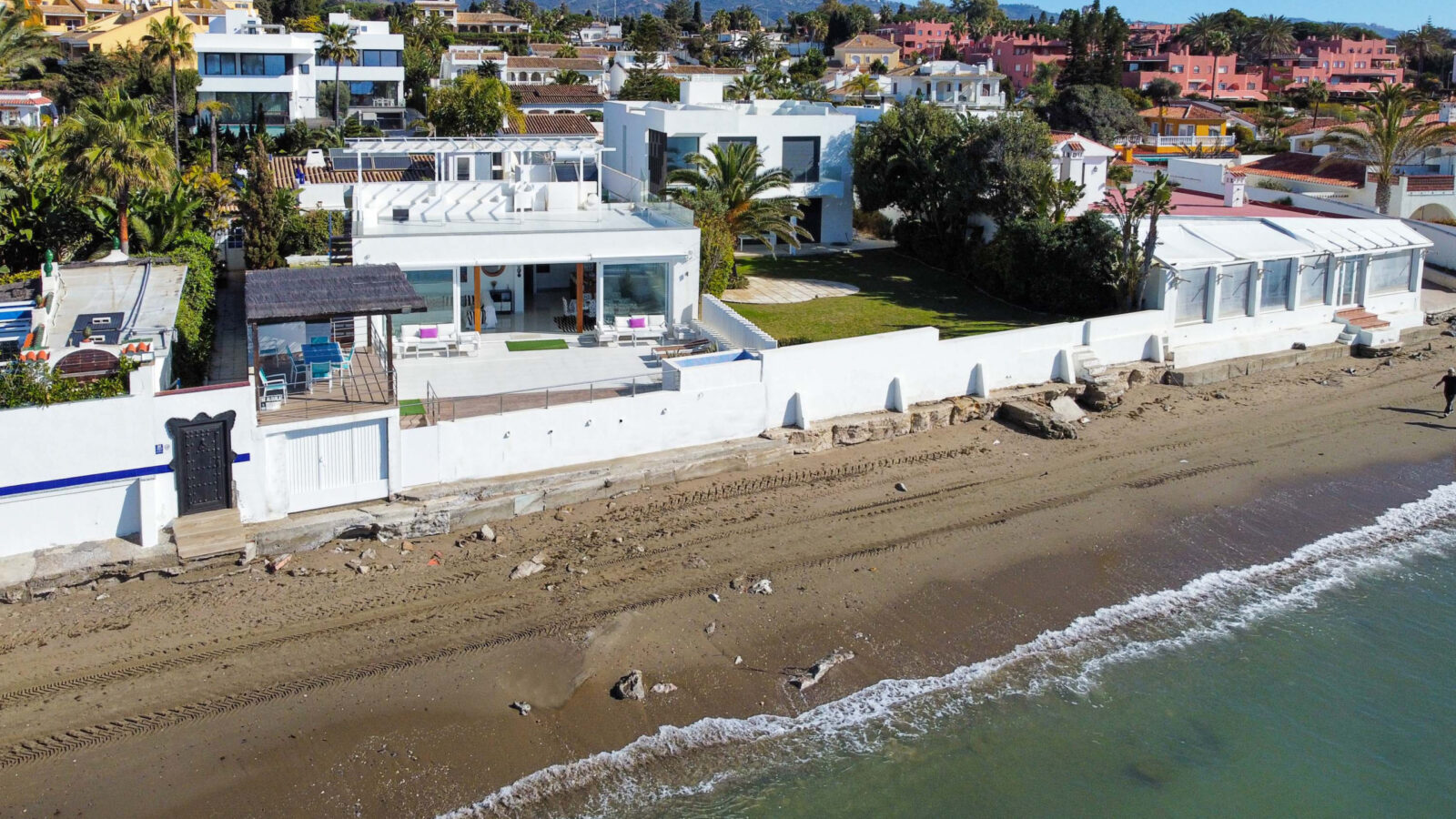 Moderna casa de vacaciones en primera línea de playa en Costabella – Marbella