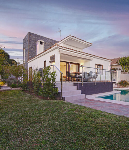 Villa de tres dormitorios a poca distancia de la playa en Costabella, Marbella