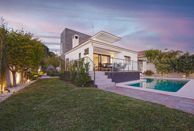 Villa de tres dormitorios a poca distancia de la playa en Costabella, Marbella