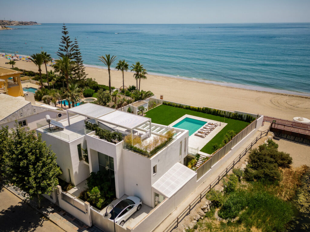 Villa Fabiola, villa en primera línea de playa en La Cala de Mijas