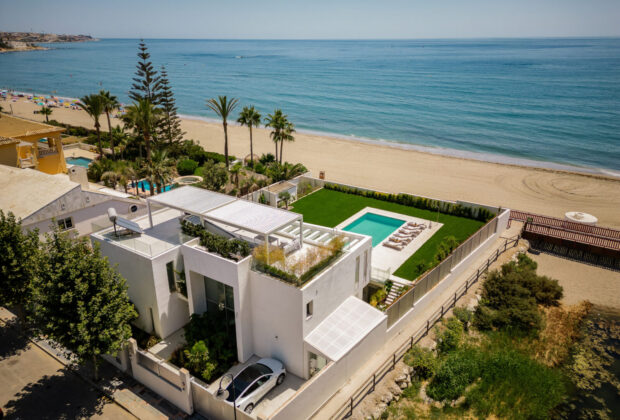 Villa Fabiola, villa en primera línea de playa en La Cala de Mijas