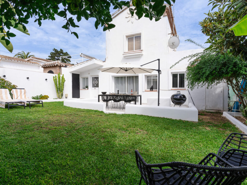 Pequeña casa junto a la playa en Costabella, Marbella