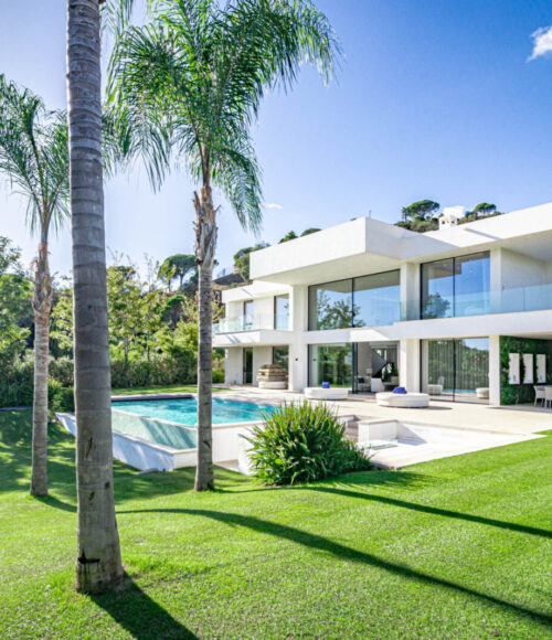 ELM2- Luxury, Modern Villa by Roomservices
