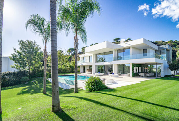 ELM2- Luxury, Modern Villa by Roomservices