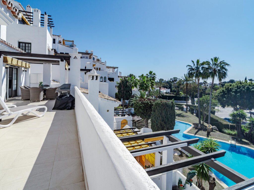Casa Blanca III by Roomservices
