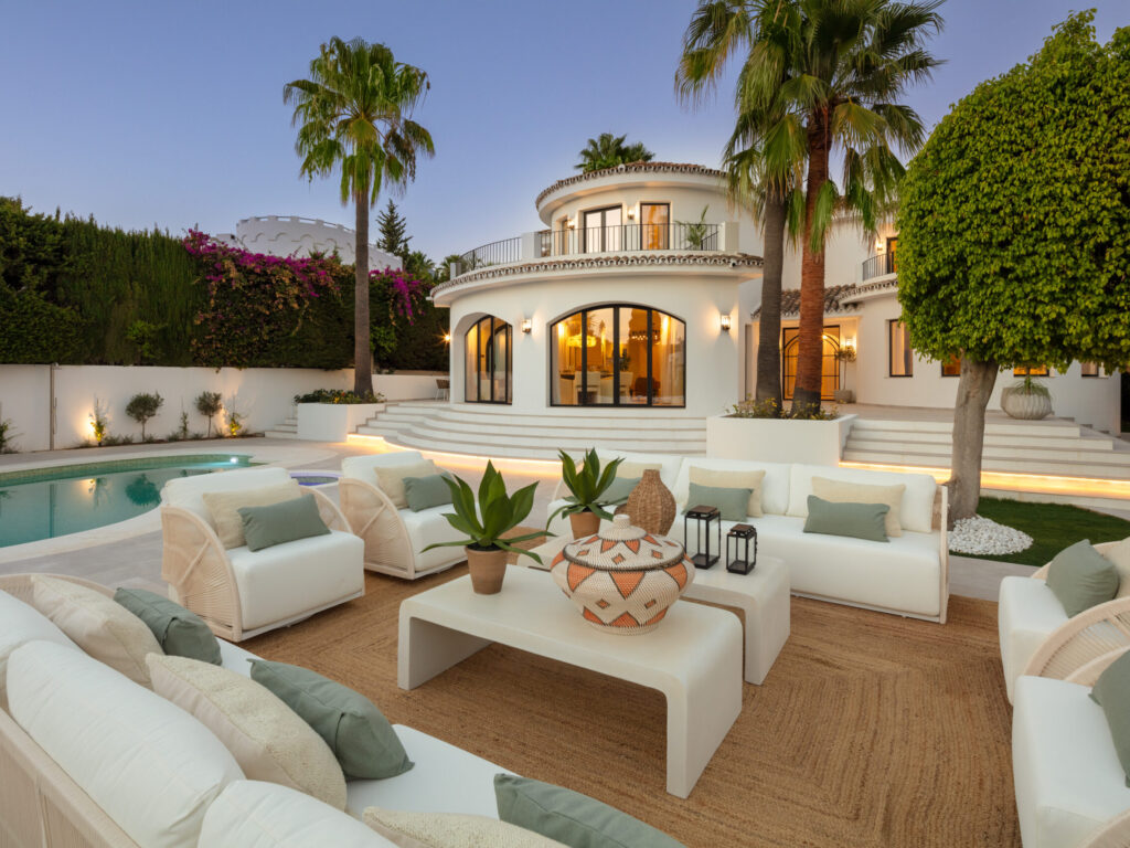 Villa for sale in Nueva Andalucia